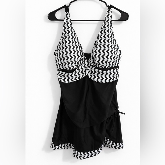 unbranded Other - $13 or 2 for $20. Black & White Tankini Top Size L Ruched, Slimming